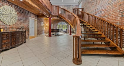 Welcome to the Castle, Private Pool spacious