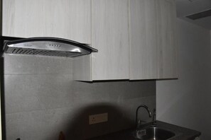 Køleskab, mikrobølgeovn, elkedel, brødrister