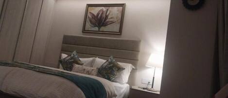 1 soverom, safe på rommet, skrivebord og strykejern/-brett