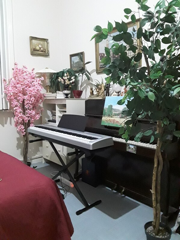 Interior - Lovely double Bed in the heart of Kentish town (London)