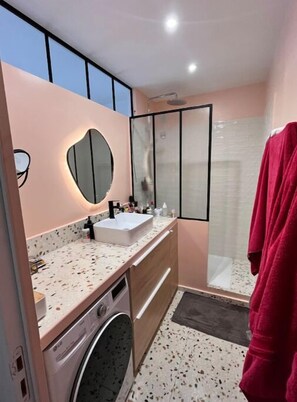 Hårtørrer, håndklæder, Sæbe, Toiletpapir