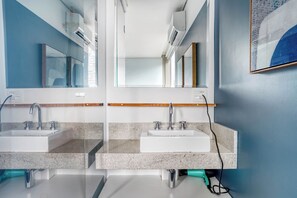 Classic-Zimmer | Badezimmer | Dusche, Haartrockner, Handtücher, Seife