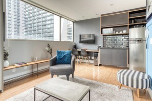 Classic Studio | Living room | 38-inch Smart TV with satellite channels - Tabas by Blueground VN Ferreira Lobo (São Paulo)