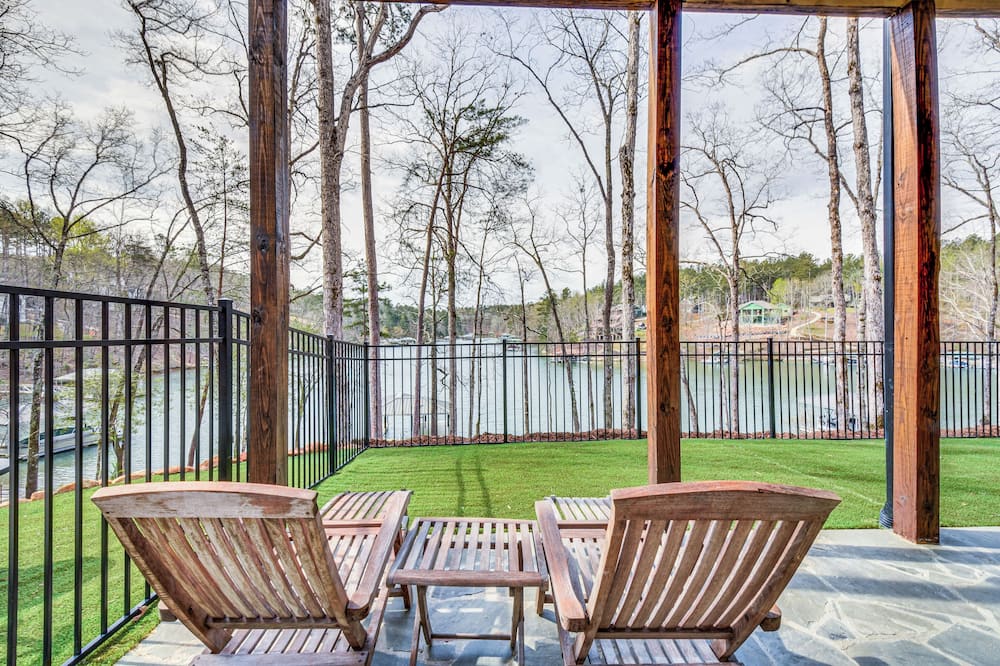 Lakefront Seneca Vacation Rental w/ Shared Dock! - Newry, SC
