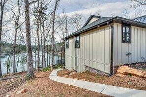 Apartment (2 Bedrooms) | Interior - Lakefront Seneca Vacation Rental w/ Shared Dock! (Seneca)