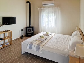1 bedroom, iron/ironing board, WiFi, bed sheets - Cozy Owl's Home - a studio countryside house in Pyrgos (Pyrgos)