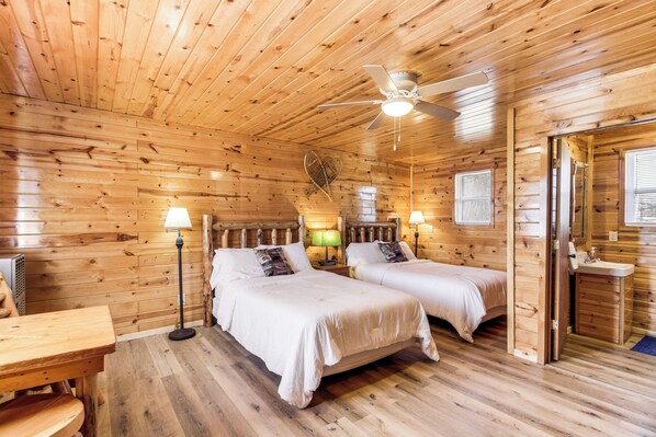 House (5 Bedrooms) | Interior