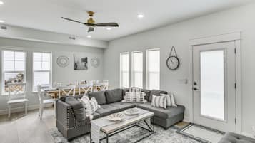 House (6 Bedrooms) | Interior