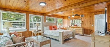 House, 5 Bedrooms | Living area