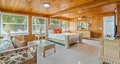 Beautifully Renovated 5 bedroom Vero Beach 5 Home by RedAwning