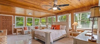 Beautifully Renovated 5 bedroom Vero Beach 5 Home by RedAwning