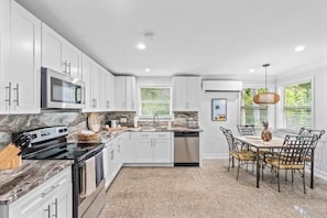 Talo, 5 makuuhuonetta | Yksityinen keittiö | Jääkaappi, uuni, kahvin-/teenkeitin, leivänpaahdin