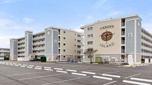 Un edificio de varios pisos con un cartel que dice "Thunder Island".