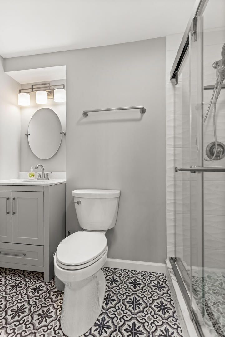 Un baño con inodoro, lavabo y ducha.