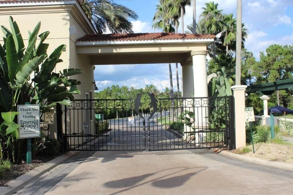 A gated entrance with a sign thanking visitors for visiting Emerald Isle.