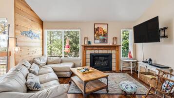 House, 3 Bedrooms | Living area | Streaming services