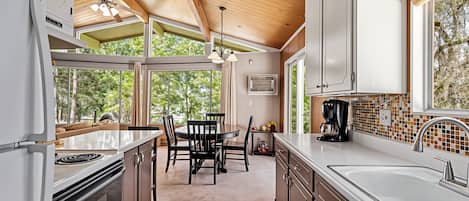 Maison, 3 chambres | Cuisine privée | Réfrigérateur, un four, cafetiÚre-théiÚre, grille-pain