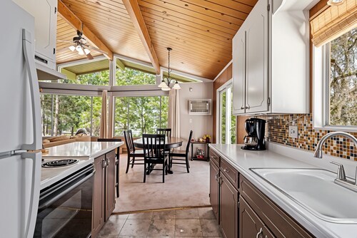 The Cozy Cabin - 2-level Home With Spacious Yard 4 Bedroom Home