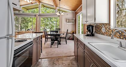 The Cozy Cabin - 2-level Home With Spacious Yard 4 Bedroom Home