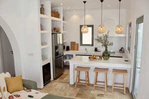 Kjøleskap, mikrobølgeovn, ovn og kokeplater