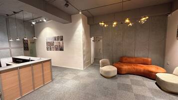 Coin salon dans le hall