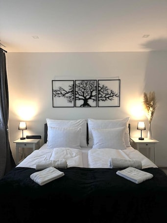 1 bedroom, desk, WiFi, bed sheets. Secret Lakeside