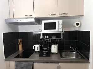 Réfrigérateur, micro-ondes, plaque de cuisson, cafetière/bouilloire