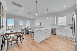 Private kitchen - Beautiful 4 Bed, 4 Bath Home, Next to Pool & Beach (Gulf Shores)