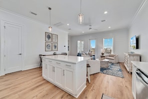 Living area - Beautiful 4 Bed, 4 Bath Home, Next to Pool & Beach (Gulf Shores)