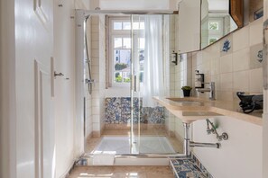 Standard Room, 1 Queen Bed, Annex Building | Bathroom