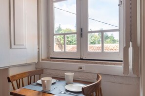 Habitación económica, 1 cama individual grande, vista al jardín, en edificio contiguo | Servicio a la habitación