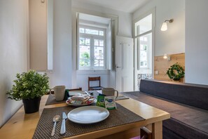 Classic-værelse - 1 queensize-seng - bjergudsigt - i anneksbygning | Spisning på værelset