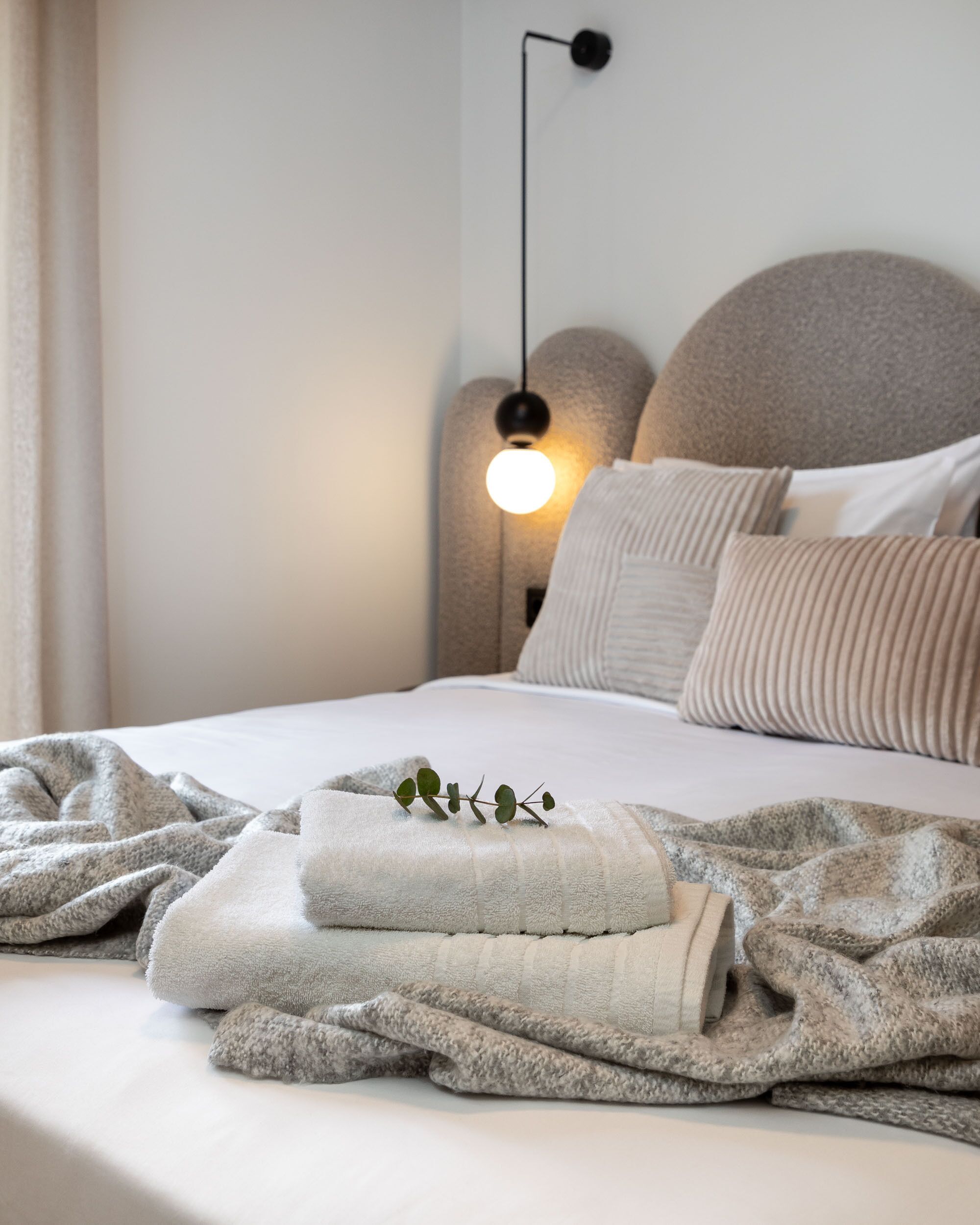 2 عدّة غرف نوم ومكواة/لوح كي وواي فاي وملاءات أسرّة