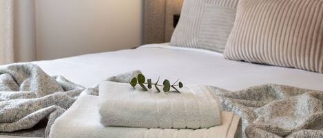 2 عدّة غرف نوم ومكواة/لوح كي وواي فاي وملاءات أسرّة