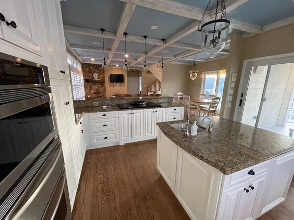 Refrigerador, silla alta para bebés, licuadora