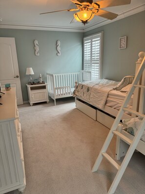 4 soverom, strykejern/-brett, reiseseng for barn og wi-fi