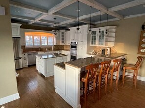 Refrigerador, silla alta para bebés, licuadora