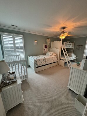 4 habitaciones, tabla de planchar con plancha, cuna de viaje y wifi