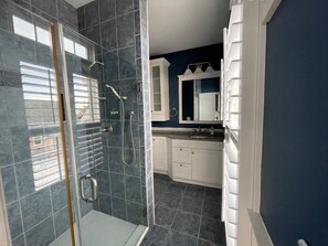 Regadera, tina de hidromasaje, secadora de cabello, bidet 