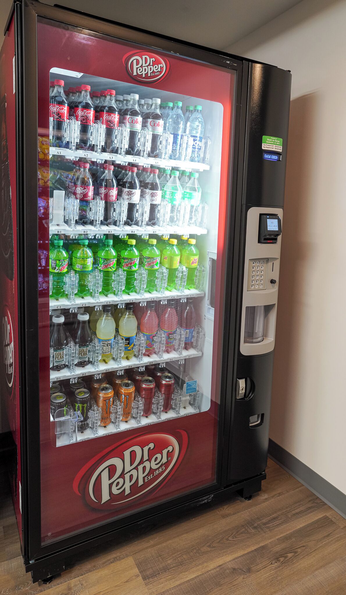 En Dr. Pepper automat med flere drikkevarer, herunder sodavand, juice og energidrikke.