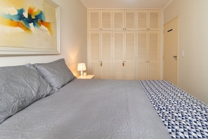 Apartamento | 2 quartos, cortinas blackout, Wi-Fi de cortesia, roupa de cama