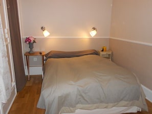 1 dormitorio, tabla de planchar con plancha, wifi