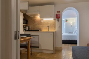 Estudio básico | Cocina privada | Frigobar, microondas, cafetera de espresso y tetera eléctrica 