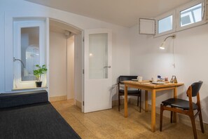 Studio Standard, 1 lit double et 1 canapé-lit, rez-de-chaussée | Repas dans la chambre