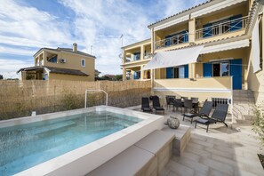 A pool area with lounge chairs and a covered seating area. - Villa Nina with Private Plunge Pool by Konnect, 5 km to Corfu Town (Corfu)