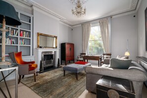 Living area - Beautiful Little Venice Flat Opposite the Canal (London)