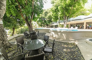Outdoor dining - CACAO LUXURY SUITE IN CORONADO LUXURY CLUB & SUITES - FREE GOLF COURSE  B (Panamá Oeste Province)