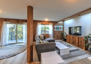 Smart TV, fireplace