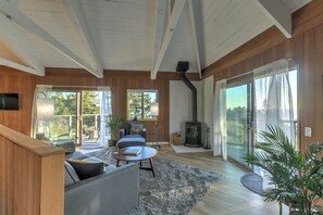 Smart-tv och eldstad