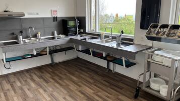 Una cocina moderna con encimeras de granito, electrodomésticos de acero inoxidable y vistas al exterior.